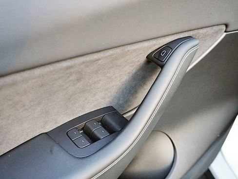 Used 2022 Tesla Model Y Long Range image 26