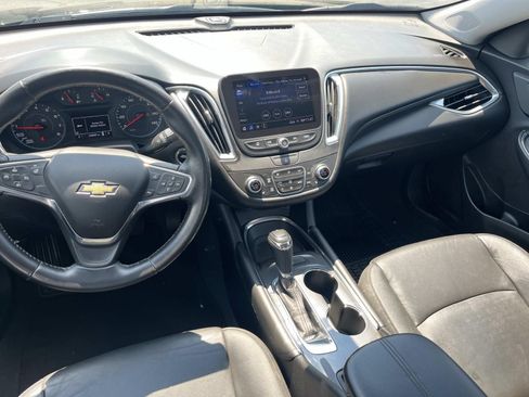 Used 2019 Chevrolet Malibu LT w/ Leather Package FWD image 12