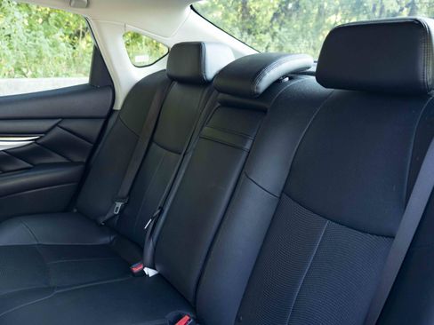 Used 2018 INFINITI Q70 Luxe RWD image 18