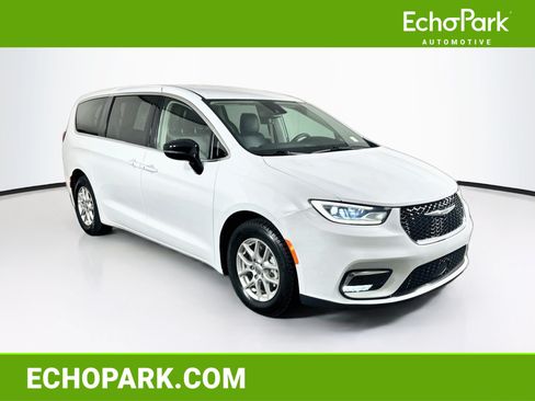 Used 2024 Chrysler Pacifica Touring-L FWD image 1
