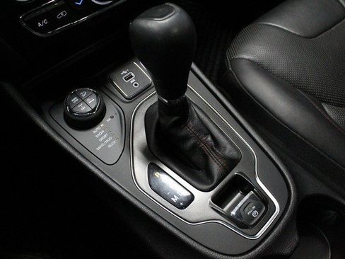 Used 2020 Jeep Cherokee Trailhawk image 30