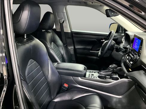 Used 2023 Toyota Highlander XLE AWD/4WD image 9