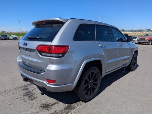 Used 2017 Jeep Grand Cherokee Altitude image 5