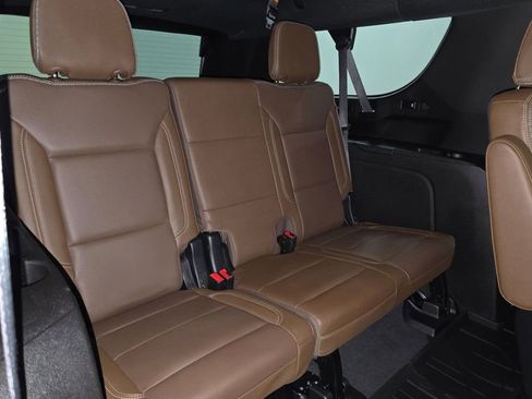 Used 2022 Chevrolet Suburban High Country RWD image 14