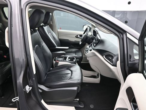 Used 2017 Chrysler Pacifica Touring-L FWD image 9