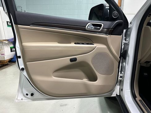 Used 2016 Jeep Grand Cherokee Limited image 25