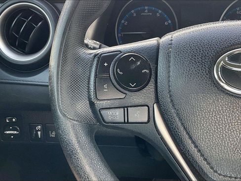 Used 2018 Toyota RAV4 LE FWD image 18