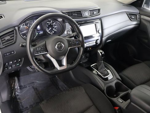 Used 2019 Nissan Rogue SV w/ Premium Package image 2