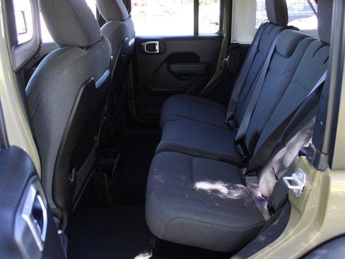 Used 2025 Jeep Wrangler Unlimited Rubicon AWD/4WD image 16