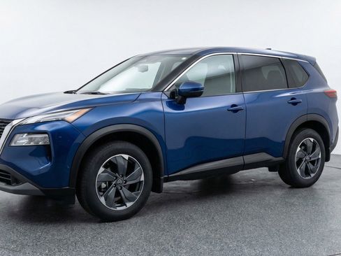 Used 2025 Nissan Rogue SV image 2