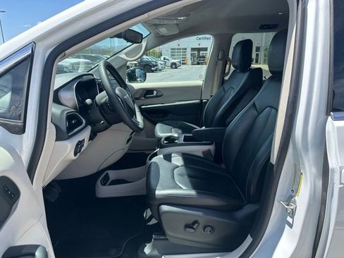 Used 2024 Chrysler Pacifica Touring-L FWD image 2