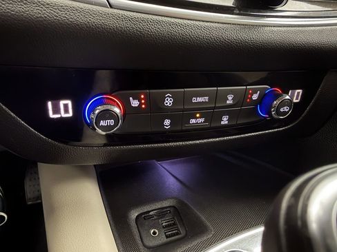 Used 2021 Buick Enclave Essence image 22