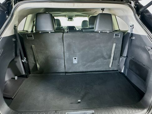 Used 2025 Toyota Highlander XLE image 31