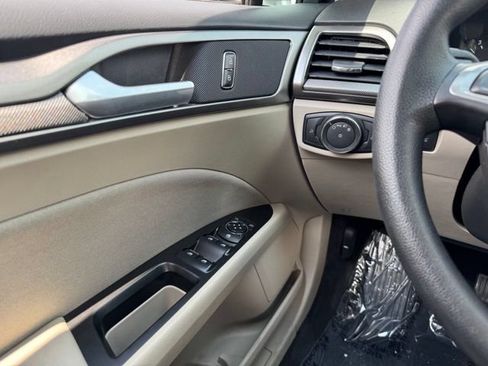 Used 2017 Ford Fusion SE FWD image 29