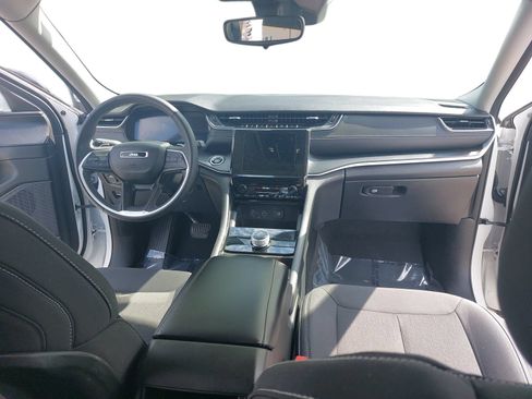 Used 2024 Jeep Grand Cherokee Laredo X AWD/4WD image 9