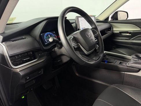 Used 2025 Toyota Grand Highlander AWD image 16