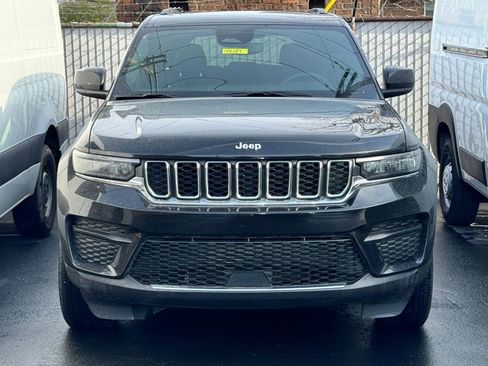 Used 2024 Jeep Grand Cherokee Laredo X image 3