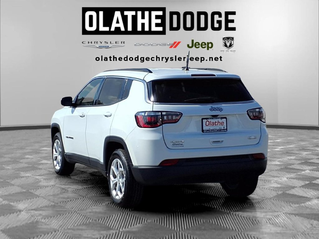 Used 2024 Jeep Compass Latitude AWD/4WD image 5