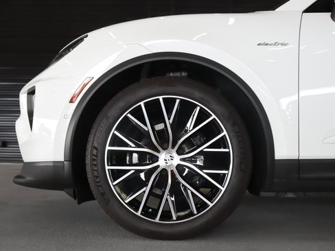 Certified 2025 Porsche Macan Electric RWD image 23