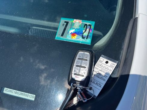 Used 2021 Chrysler Pacifica Touring-L FWD image 34