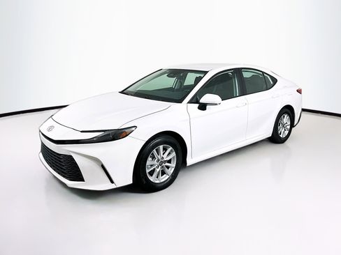 Used 2025 Toyota Camry LE image 3