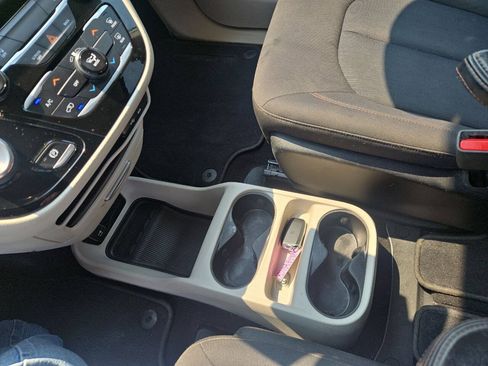 Used 2017 Chrysler Pacifica LX FWD image 18