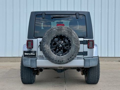 Used 2017 Jeep Wrangler Unlimited Sahara AWD/4WD image 5