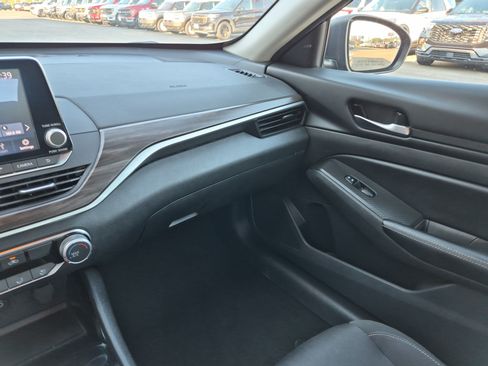 Used 2024 Nissan Altima 2.5 SV FWD image 19
