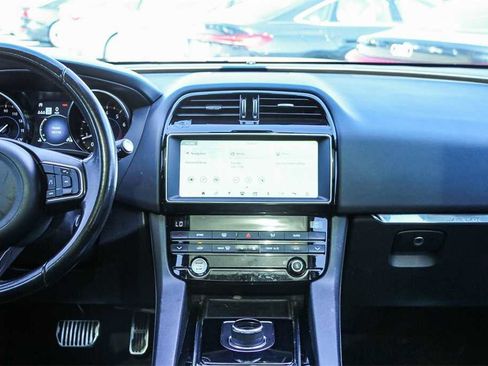 Used 2019 Jaguar F-PACE Premium image 14