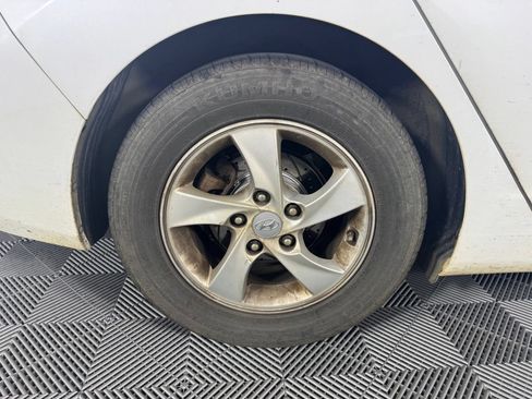Used 2015 Hyundai Elantra SE FWD image 13