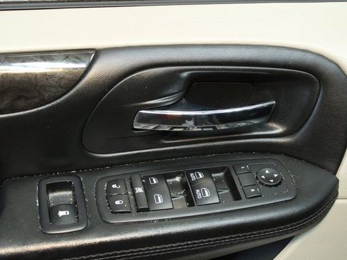 Used 2018 Dodge Grand Caravan SE w/ UConnect Hands-Free Group image 16