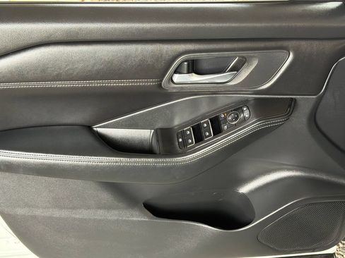 Used 2024 Nissan Rogue SL FWD image 3