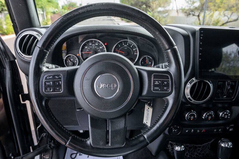 Used 2017 Jeep Wrangler Unlimited Sahara w/ Connectivity Group AWD/4WD image 11