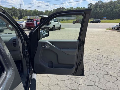 Used 2015 Nissan Frontier SL AWD/4WD image 16
