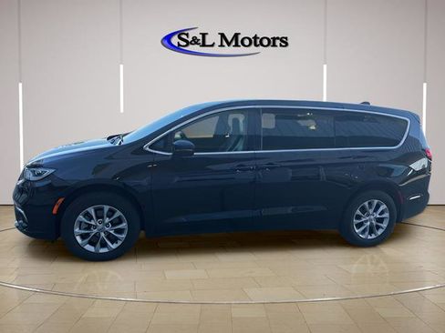 Used 2025 Chrysler Pacifica Select AWD/4WD image 4