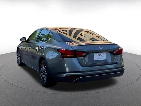 Used 2025 Nissan Altima 2.5 SV FWD image 11