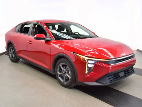 Used 2025 Kia K4 FWD image 2