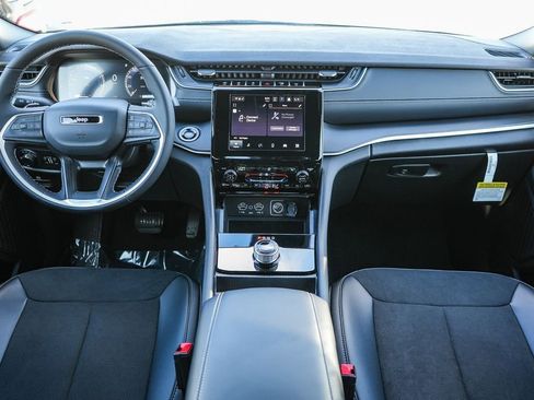 New 2025 Jeep Grand Cherokee Altitude image 13