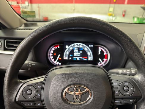 Certified 2025 Toyota RAV4 LE AWD/4WD image 10