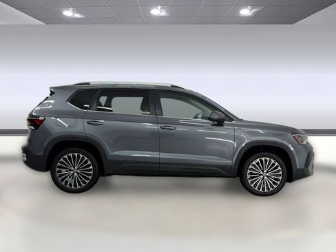 Used 2025 Volkswagen Taos SE w/ Panoramic Sunroof Package FWD image 7