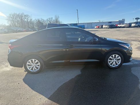 Used 2019 Hyundai Accent SE image 2