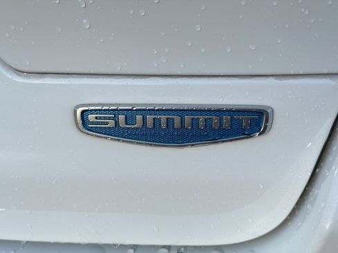 Used 2022 Jeep Grand Cherokee Summit AWD/4WD image 10