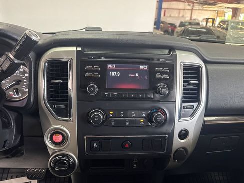 Used 2018 Nissan Titan SV AWD/4WD image 12