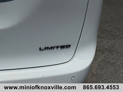 Used 2025 Chrysler Pacifica Limited FWD image 11