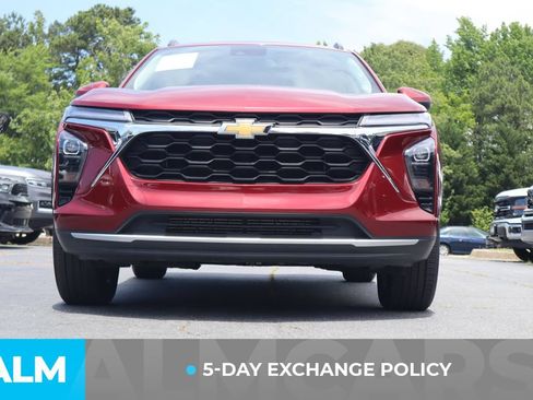 Used 2025 Chevrolet Trax LT w/ LT Convenience Package FWD image 4