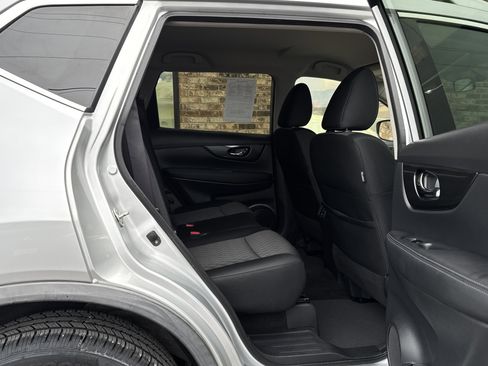 Used 2018 Nissan Rogue SV image 12