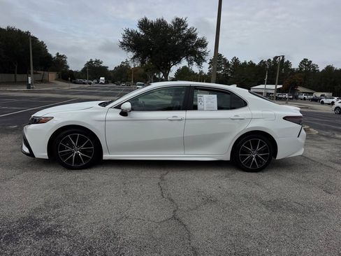 Used 2024 Toyota Camry SE image 4