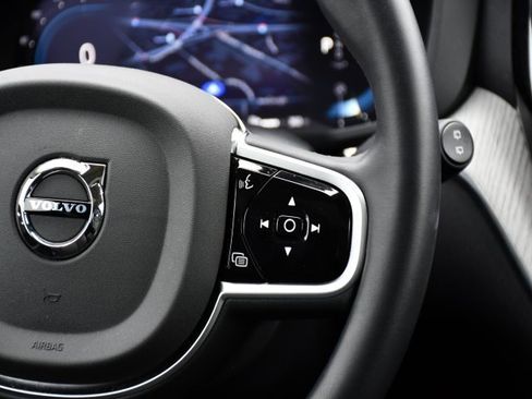 Used 2025 Volvo XC60 B5 Plus image 22