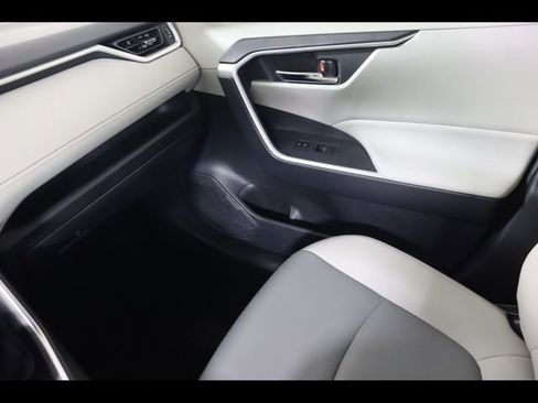 Used 2022 Toyota RAV4 XLE Premium AWD/4WD image 18