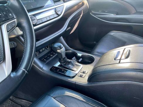 Used 2018 Toyota Highlander XLE AWD/4WD image 18